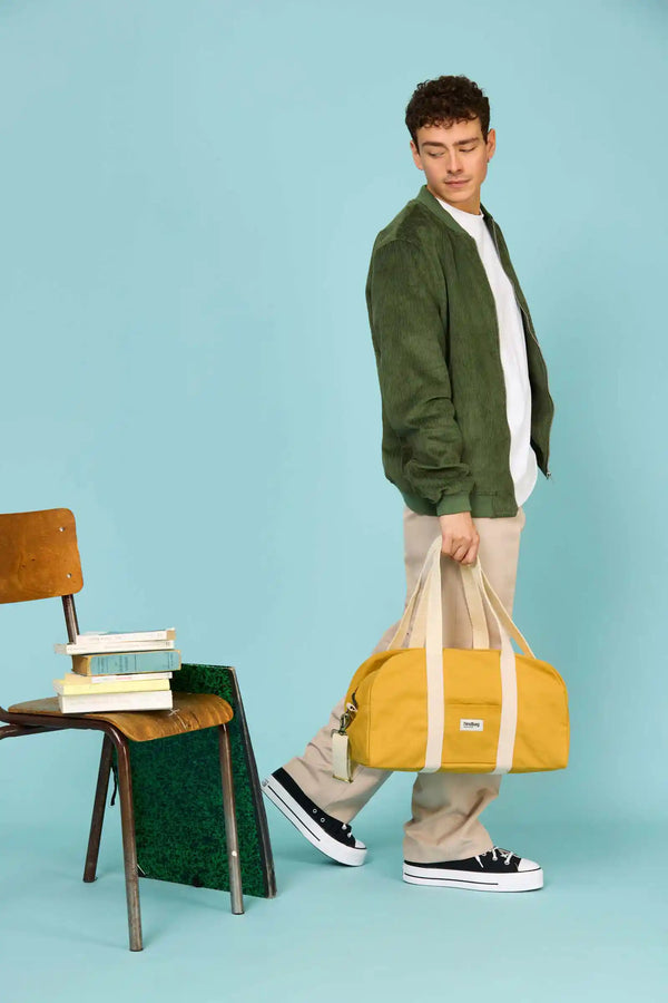 Borsa da weekend modello bowling Charlie color zafferano indossata da un uomo