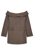 Vestido Corto Ajustado con Hombros Descubiertos Marrón