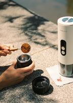 Thera Move - Cafetera Espresso Portátil 15 Bares Para Cápsulas Y Café Molido - Con Maletín De Transporte - Blanco Roto