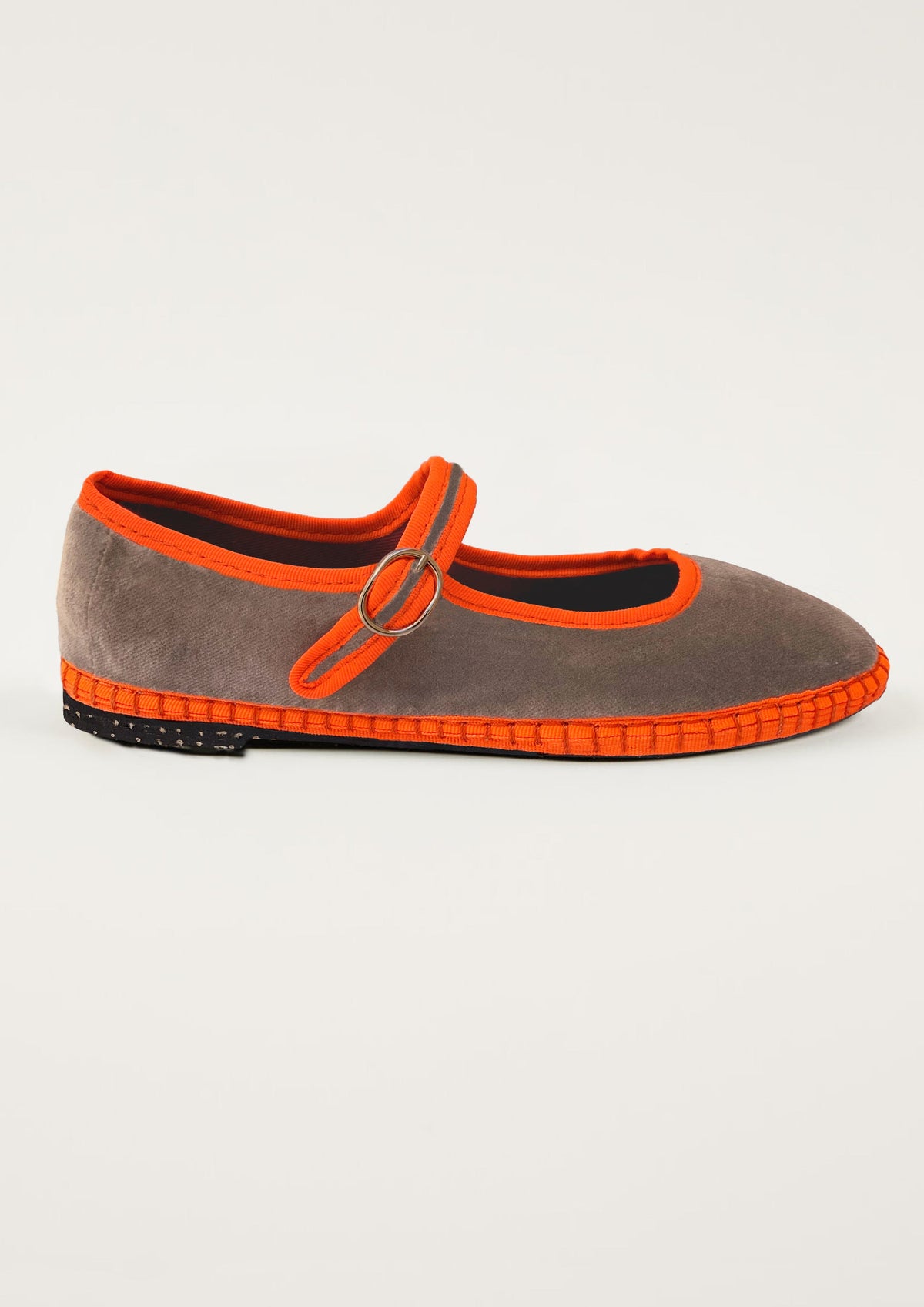Slippers med spännen Cora